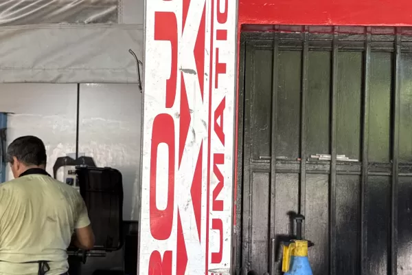 Rojo Neumáticos