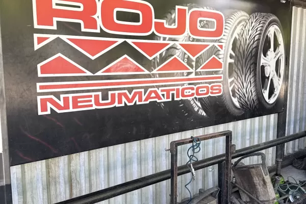 Rojo Neumáticos