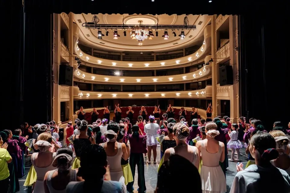 L'étoile - Escuela de Danzas y Comedia Musical