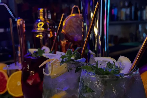 Iconos Bar